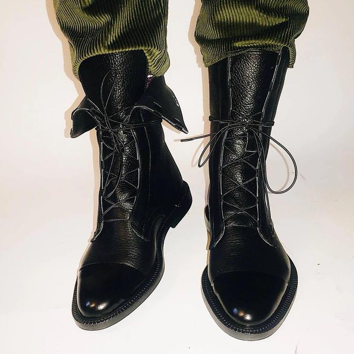 Orthopädische Damen Winterstiefel in Schwarz, knöchelhoch, mit Schnürung für optimalen Komfort.