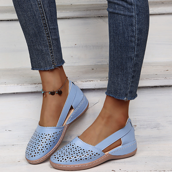Bequeme orthopädische Damen Slipper Lena: weiches Fußbett, stilvolle Cut-outs für den Sommer.