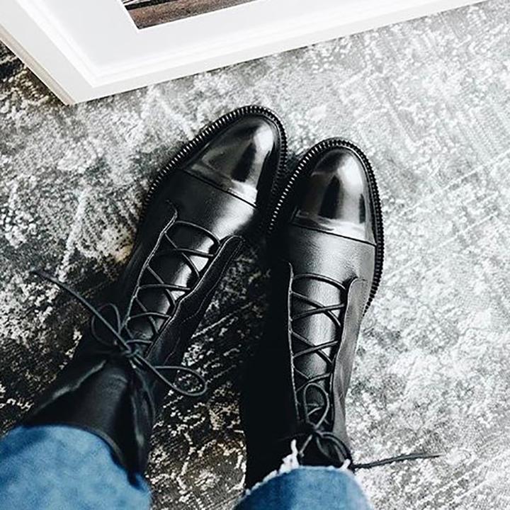 Robuste schwarze Orthopädische Damenstiefel, knöchelhoch, mit Schnürung für Herbst und Winter.