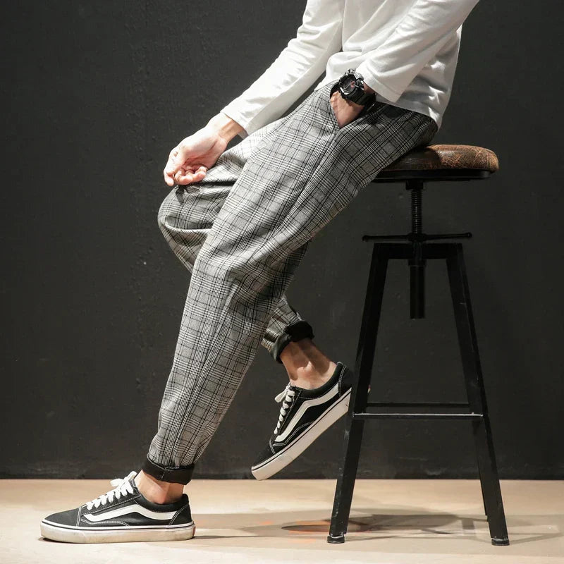 Trendige Herren Karohose, lockerer Schnitt, elastischer Bund. Stilvolle Freizeithose für moderne Männergarderobe.