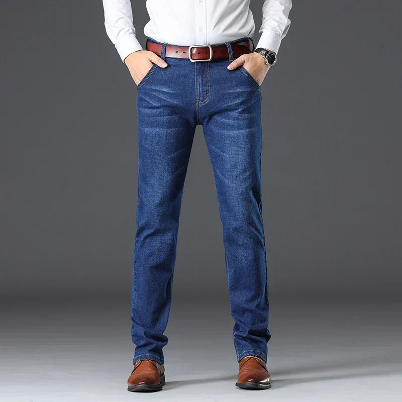 Herren Stretch-Jeans in klassischer Passform für Komfort im Alltag.
