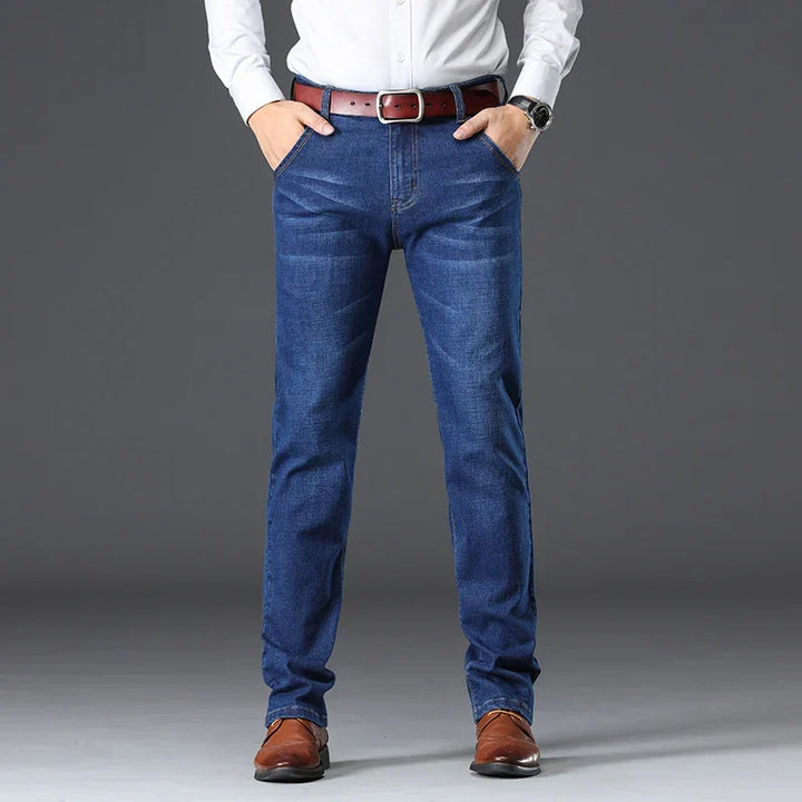 Herren Stretch-Jeans in klassischer Passform für Komfort im Alltag.