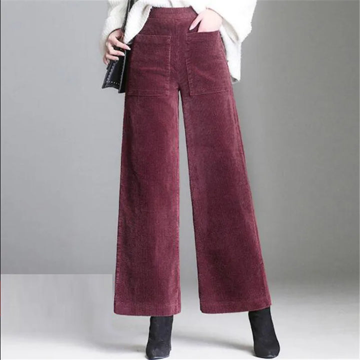 Schwarze Damen Cordhose, Schlaghose im Retro-Look. Hoher Tragekomfort für modische Damenmode.