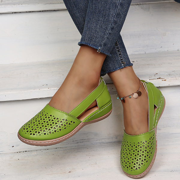 Elegante Damen Sommerslipper Lena mit Fußunterstützung und modischen Zierschnitten.