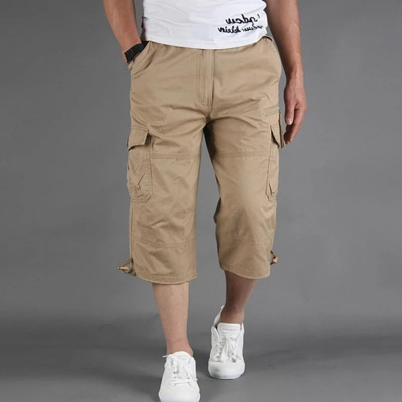 Praktische Herren Cargo 3/4 Hose mit seitlichen Taschen, ideal für Outdoor-Aktivitäten.