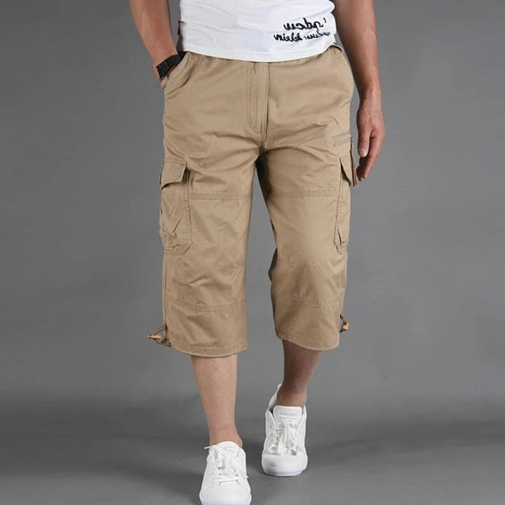 Praktische Herren Cargo 3/4 Hose mit seitlichen Taschen, ideal für Outdoor-Aktivitäten.