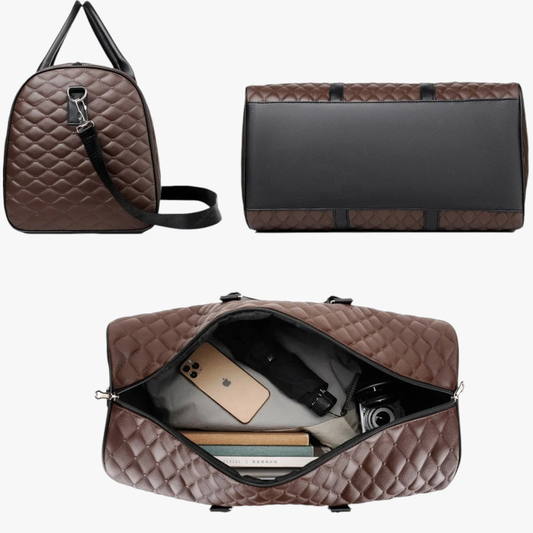 Geräumige Innenansicht der Herren-Wochenendtasche aus Leder mit praktischen Fächern für Ordnung.