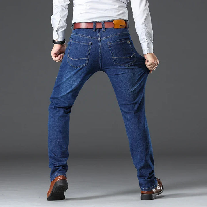 Blaue Herren Stretch-Jeans mit geraden Beinen, komfortable Alltagsjeans für Männer.