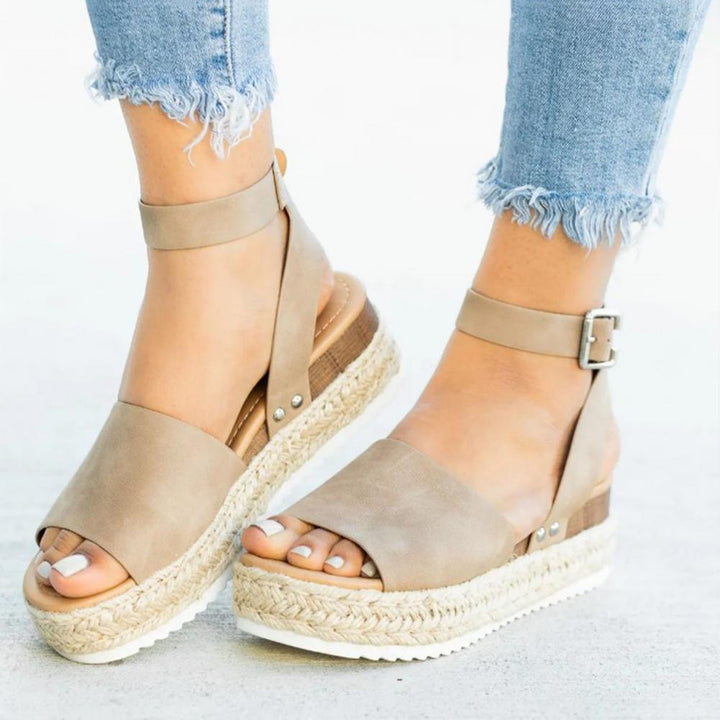 Tragebild (Ganzkörper): Elegante Frauen Plateau Sandalen, vielseitig kombinierbar, stylischer Sommer-Look.