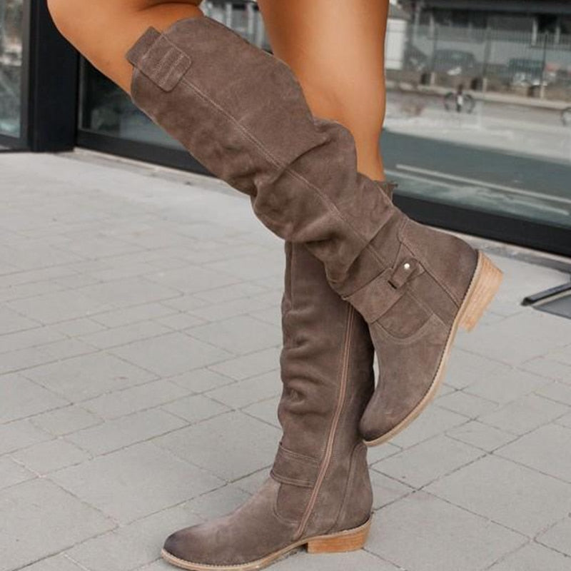 Elegante beige kniehohe Damenstiefel mit bequemem Absatz, ideal für Freizeit & Mode.