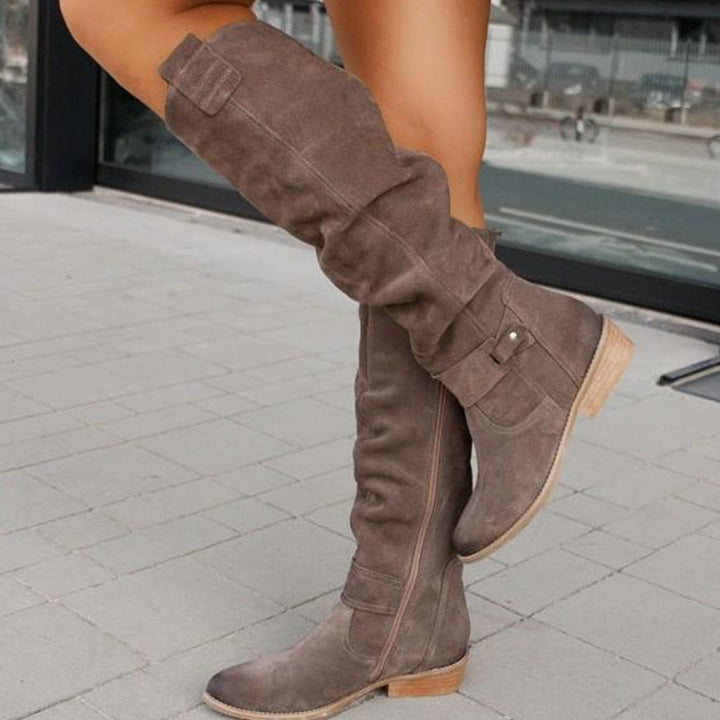 Elegante beige kniehohe Damenstiefel mit bequemem Absatz, ideal für Freizeit & Mode.