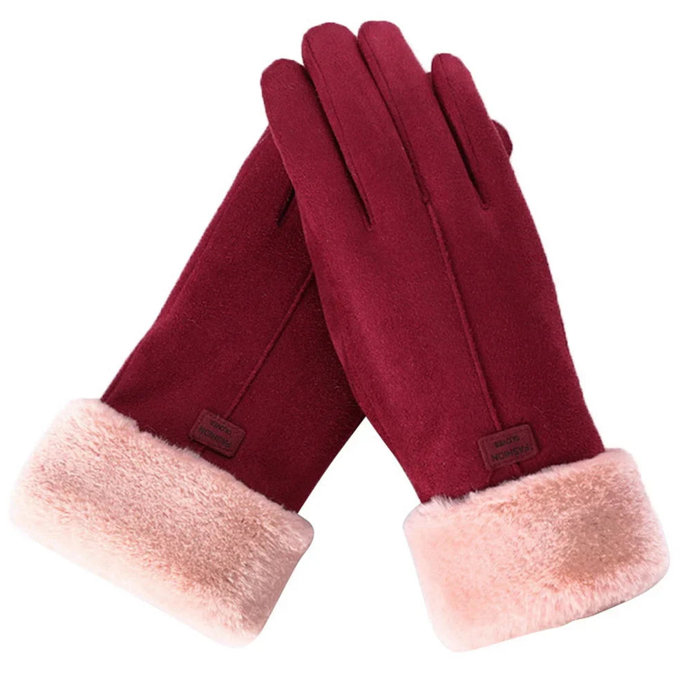 Nahaufnahme weicher, schwarzer Damenhandschuhe mit Touchscreen-Fingerspitzen, wasserabweisend und warm.