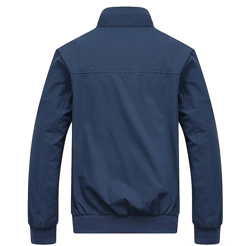 Leichte Herrenjacke mit Stehkragen, wasserabweisend. Perfekt als Freizeitjacke oder Outdoorkleidung im Herbst.