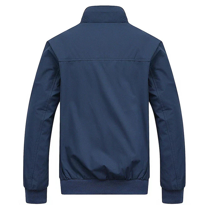 Leichte Herrenjacke mit Stehkragen, wasserabweisend. Perfekt als Freizeitjacke oder Outdoorkleidung im Herbst.