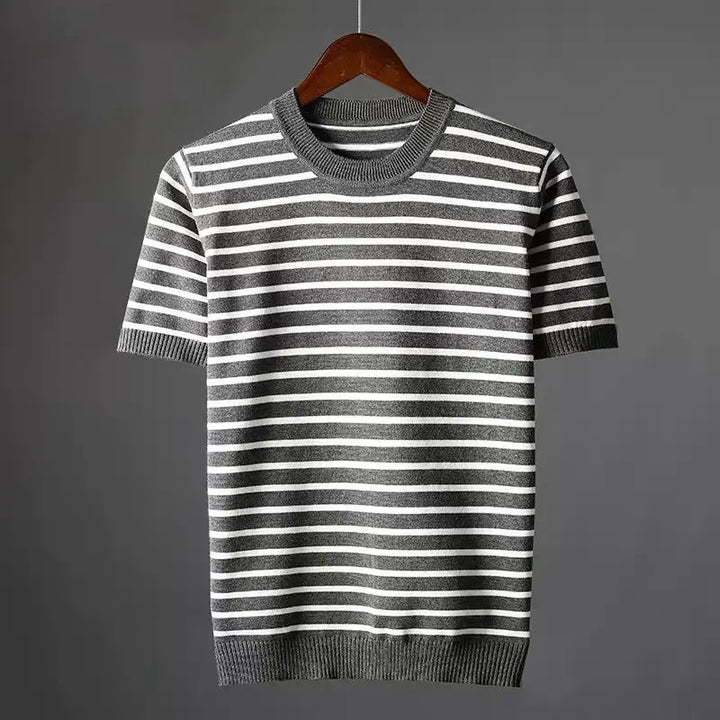 Bequemes Herren Kurzarm T-Shirt mit Streifen. Lockerer Schnitt für lässige Sommer-Freizeitmode.