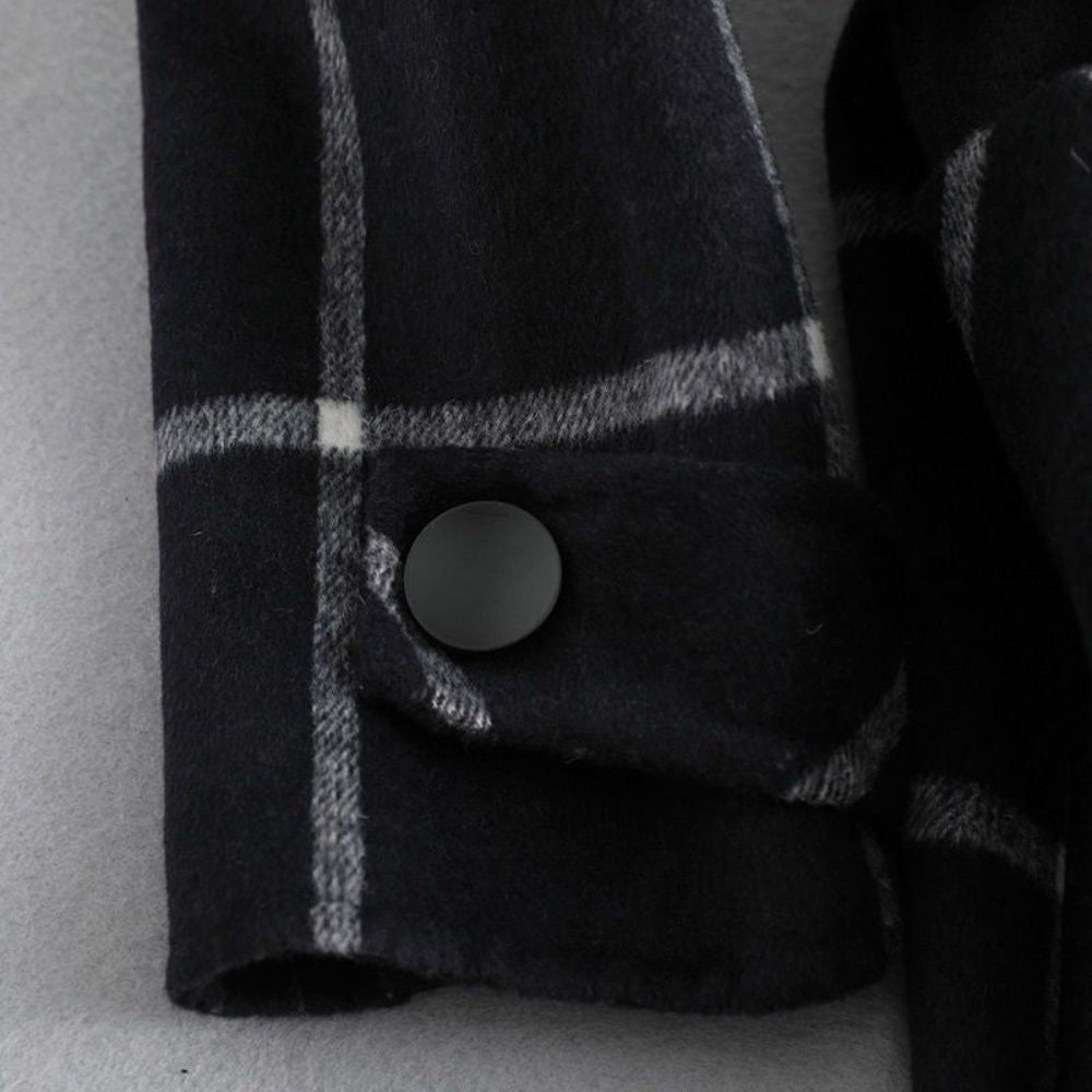 Trendige Herbst-/Winterjacke für Damen mit klassischem Karomuster. Elegante figurbetonte Passform für Damenmode.