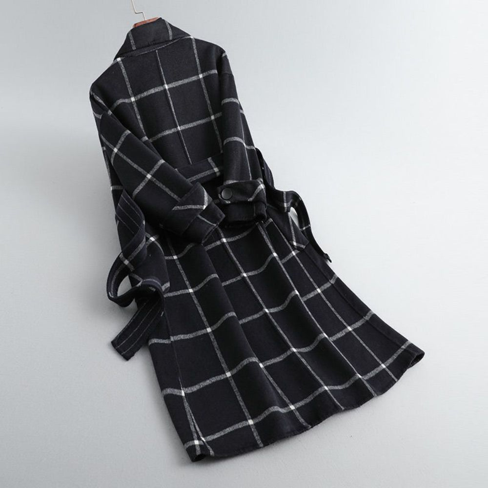 Hochwertige Damenjacke mit Karomuster, figurbetonter Schnitt. Elegante Smart Casual Oberbekleidung für den Herbst.