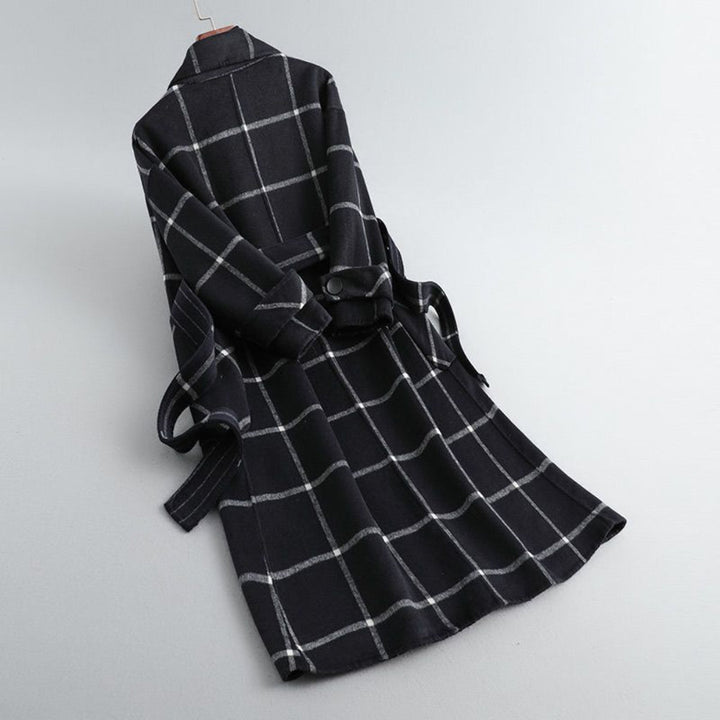 Hochwertige Damenjacke mit Karomuster, figurbetonter Schnitt. Elegante Smart Casual Oberbekleidung für den Herbst.
