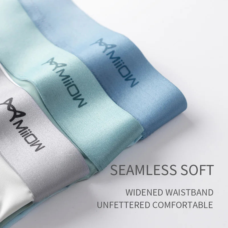 Herren Boxer Shorts im 3er Pack am Modell, zeigen perfekte Passform & Komfort als Unterwäsche Basics.