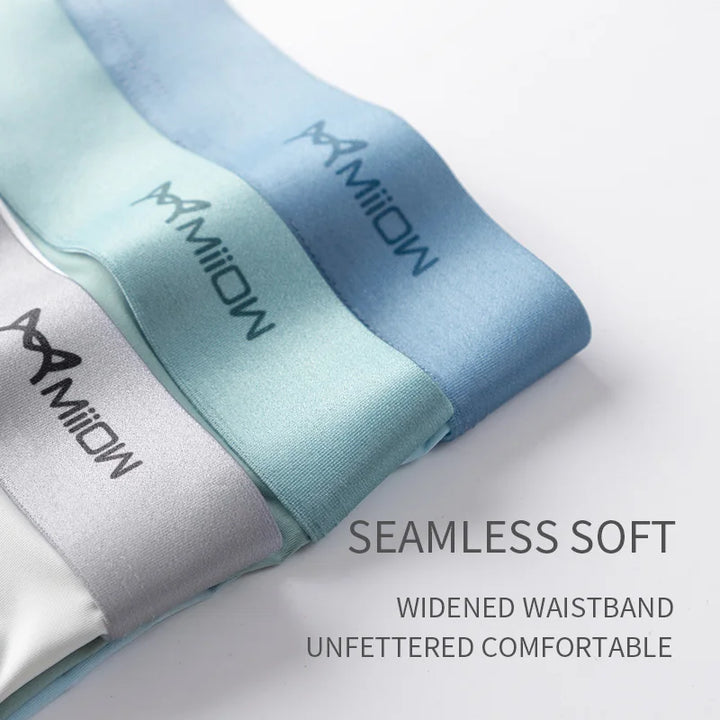 Herren Boxer Shorts im 3er Pack am Modell, zeigen perfekte Passform & Komfort als Unterwäsche Basics.