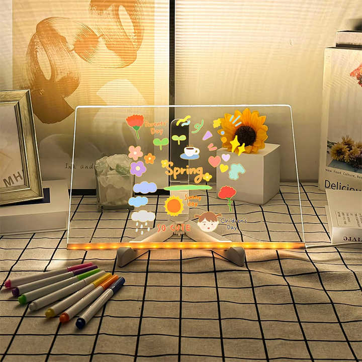 Glückliches Kind malt auf LuminaPlay Leuchtzeichenbrett; fördert fantasievolles Spiel; ideales LED-Geschenk für Kinder.