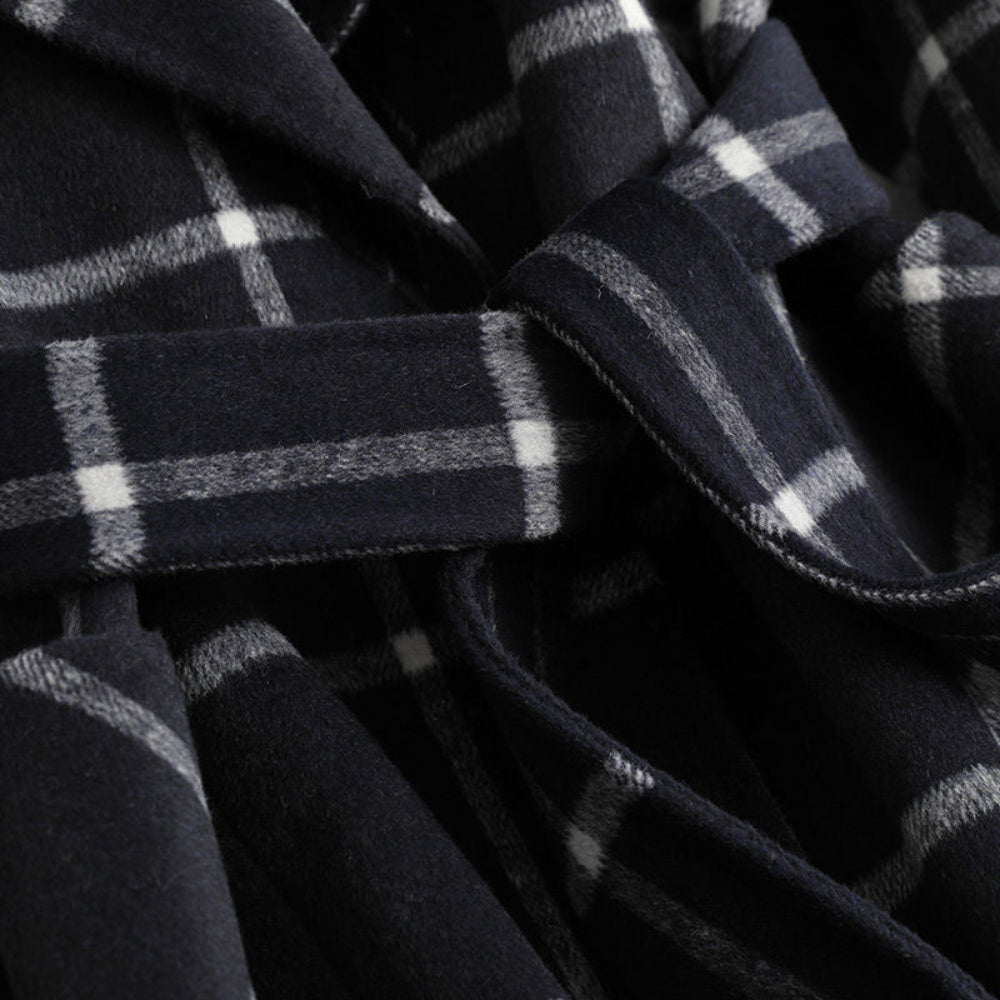 Modische Casual Damenjacke mit Karomuster. Figurbetonte Herbst-Oberbekleidung, ideal für Smart Casual Looks.