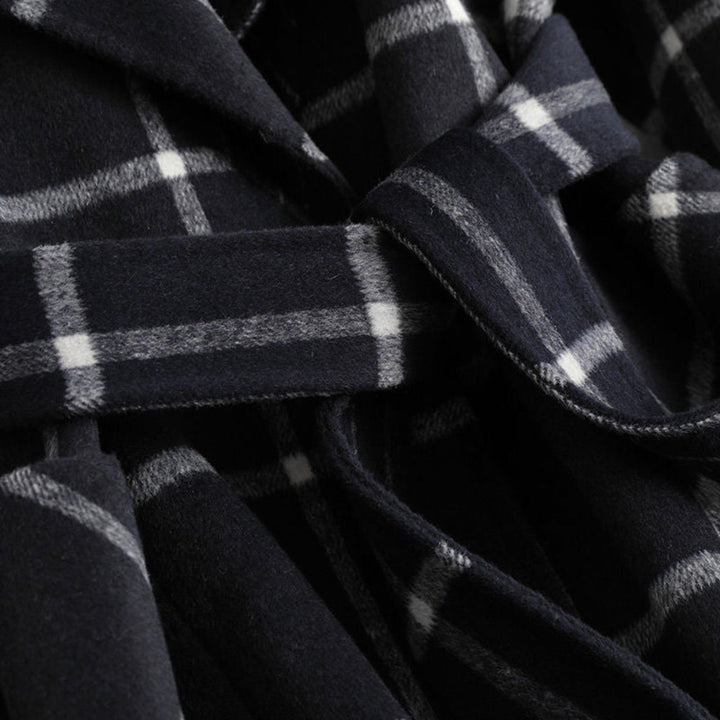 Modische Casual Damenjacke mit Karomuster. Figurbetonte Herbst-Oberbekleidung, ideal für Smart Casual Looks.