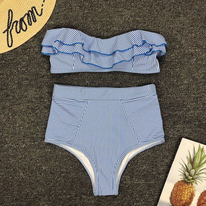 Damen Bikini Set in Streifen-Optik. High Waist und Bandeau-Oberteil mit Push-Up & Rüschen. Perfekt für den Urlaub.