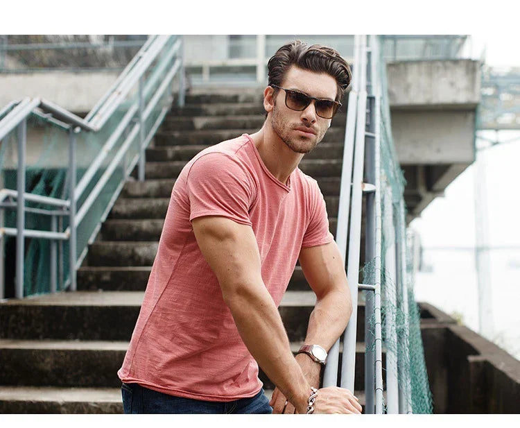 Bequemes Herren Slim Fit Kurzarm T-Shirt, modern und atmungsaktiv für Sommer-Outfits.