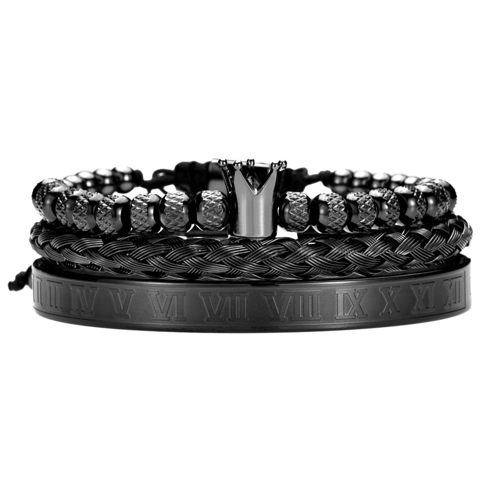 Nahaufnahme eines Herren Armbands mit eleganter Krone. Luxuriöses Edelstahl-Set, ein stilvolles Geschenk für Männer.