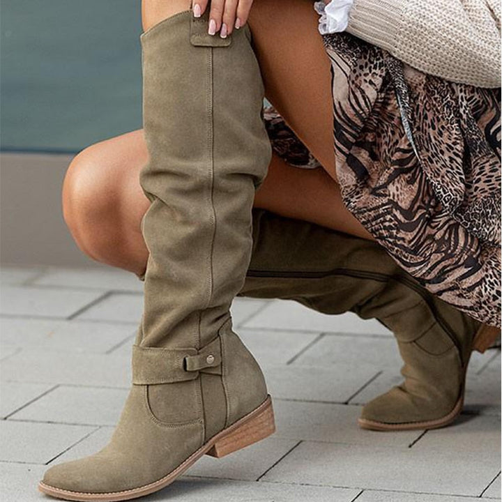 Stilvolle graue kniehohe Damenstiefel mit komfortablem niedrigem Absatz, moderne Herbststiefel.