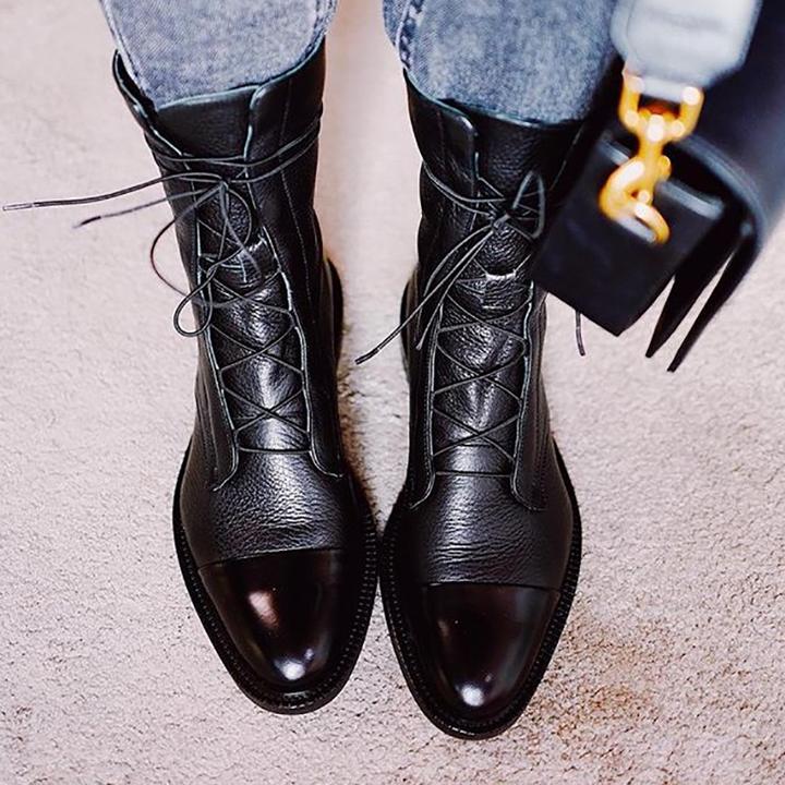 Klassische Damenstiefel orthopädisch, braun, bieten bequemen Halt als Alltagsschuhe.