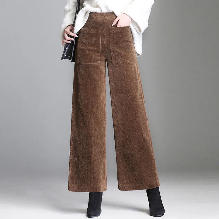 Braune Damen Cord Schlaghose im Retro Stil, High Waist. Bequeme Freizeithose für stilbewusste Damen.