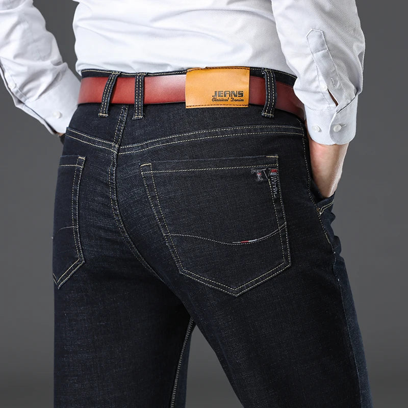 Sitzt entspannt in klassischer Passform Herren Stretch-Jeans, zeigt Flexibilität und Komfort.