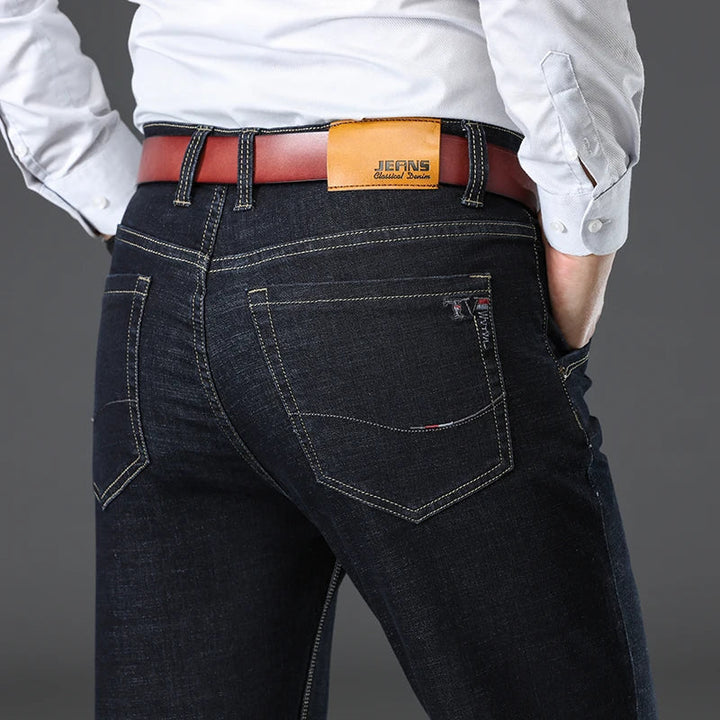 Sitzt entspannt in klassischer Passform Herren Stretch-Jeans, zeigt Flexibilität und Komfort.