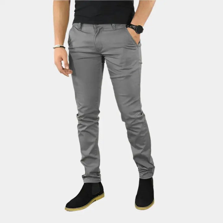 Zeitlose Herren Slim Fit Hose in Khaki, ideal für den Old Money Stil; bequeme, schmale Passform.