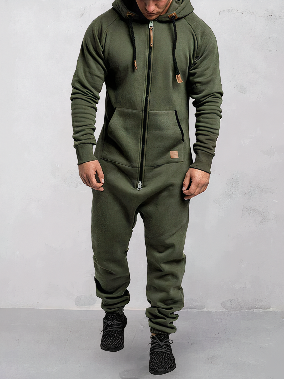 Herren Hoodie-Trainingsanzug als komplettes Outfit. Ideal als Sportbekleidung oder freizeitanzug für jeden Mann.