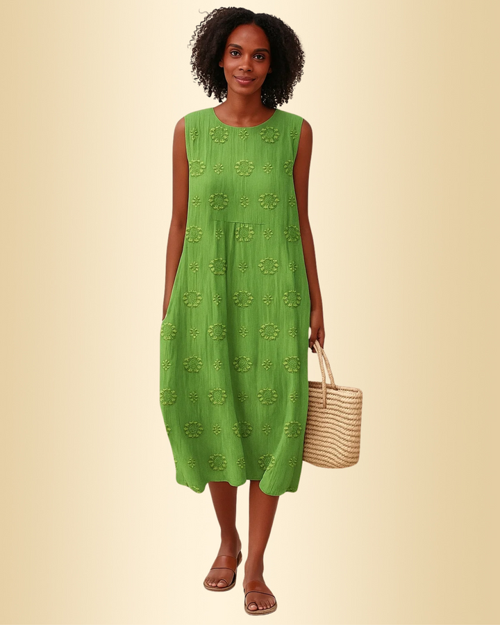 Ärmelloses Damen Sommerkleid mit buntem Blumenmuster. Leichtes, bequemes Freizeitkleid für warme Tage.