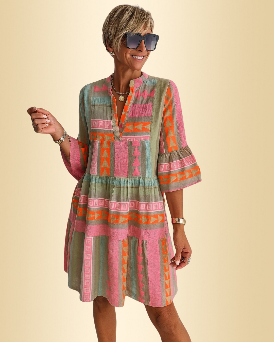 Pinkes Damen Boho Stufenkleid mit fließendem Design für den Sommer; lässig-elegant und bequem.