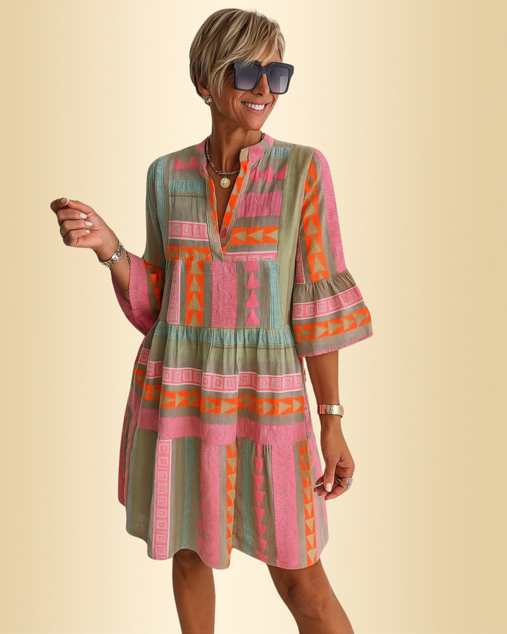 Pinkes Damen Boho Stufenkleid mit fließendem Design für den Sommer; lässig-elegant und bequem.