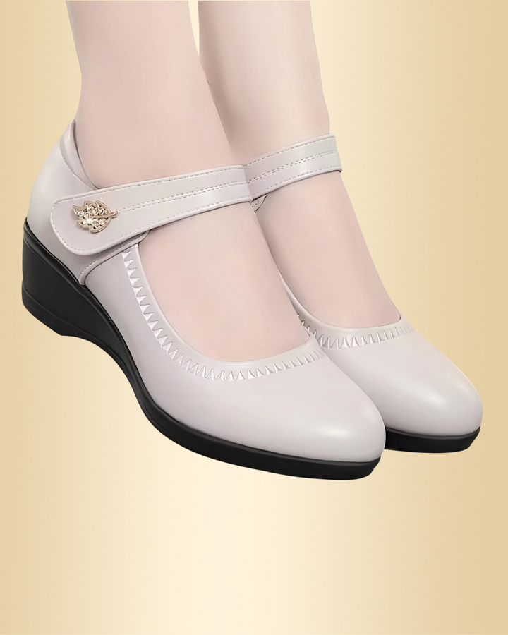 Damen Keilabsatzschuhe mit Riemenverschluss, bequem und elegant für den Alltag. Rutschfeste Komfortschuhe.