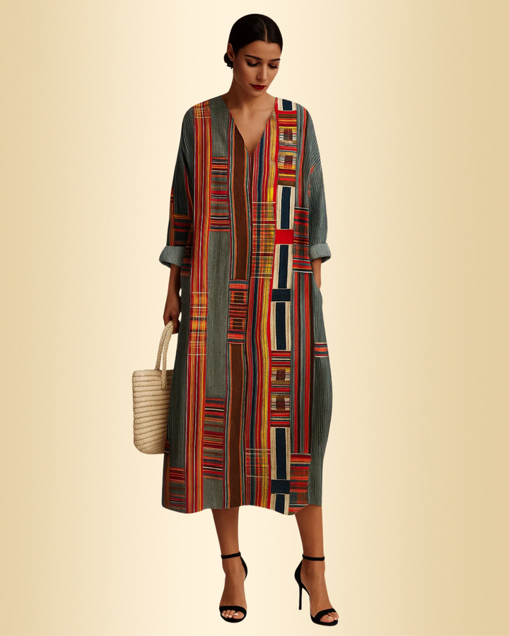 Elegantes Damenkleid mit geometrischem Muster in Braun, fließend & bequem, perfekt für Freizeit oder Sommer.