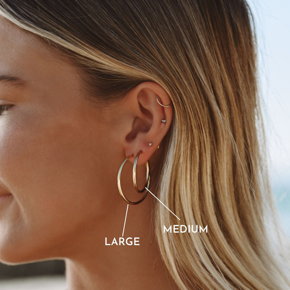 Elegante goldene Damen Creolen, dünn & wasserfest aus hypoallergenem Edelstahl für zeitlosen Look.