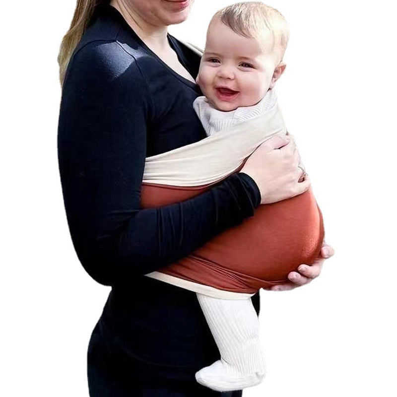 Ein zufriedenes Baby schläft geborgen in der weichen, ergonomischen Babytrage, Stärkung der Bindung.