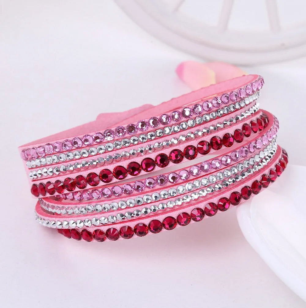 Detailliertes, mehrschichtiges Funkel-Armband unisex, mit unzähligen Glitzersteinen. Ein glänzendes Highlight.