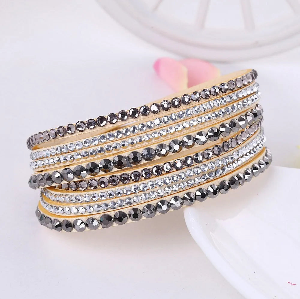 Trendiges Unisex Wickelarmband, mehrschichtig, mit funkelnden Glitzersteinen. Perfektes Schmuckgeschenk.