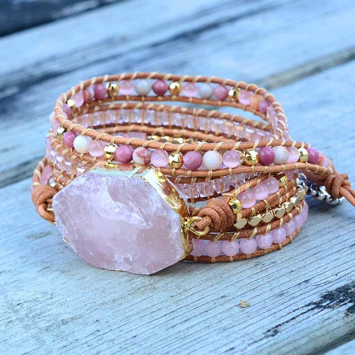 Glänzendes Damen Rosenquarz Armband, goldfarben, Natursteinschmuck, handgemacht, symbolisiert Romantik & Harmonie.