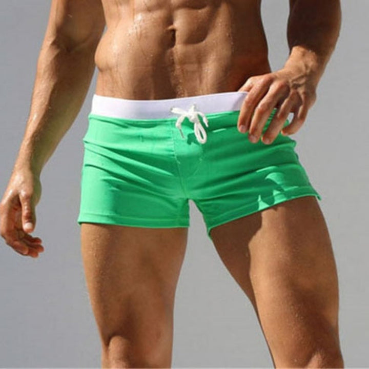 Sportliche Herren Schwimmhose, kurz, ideal für Wassersport & Strand.