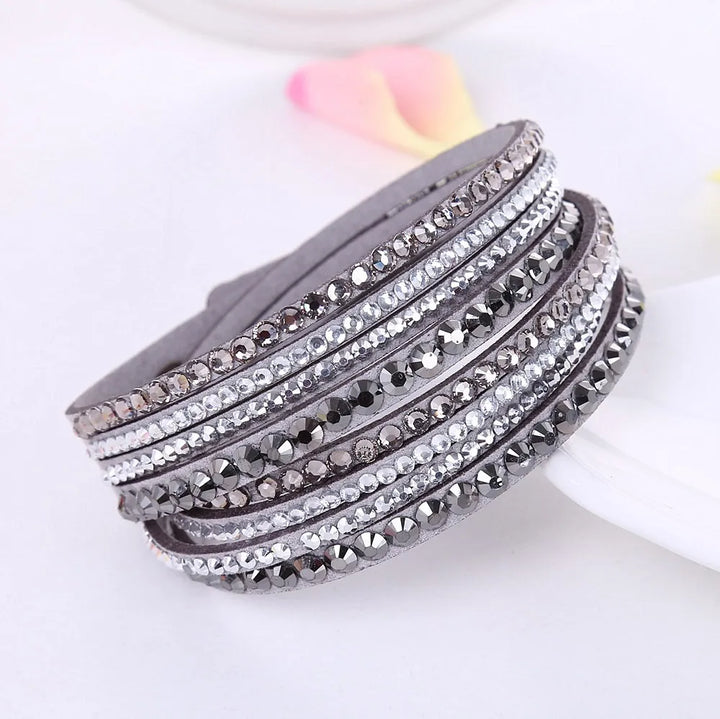Elegantes Wickelarmband für Unisex, mehrschichtig mit funkelnden Glitzersteinen. Ideal als Mode Accessoire.