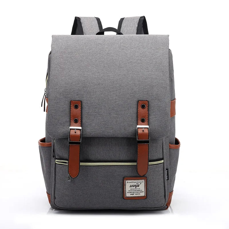 Person trägt hellgrünen wasserdichten Unisex Rucksack Valtro, perfekt für den urbanen Lifestyle.